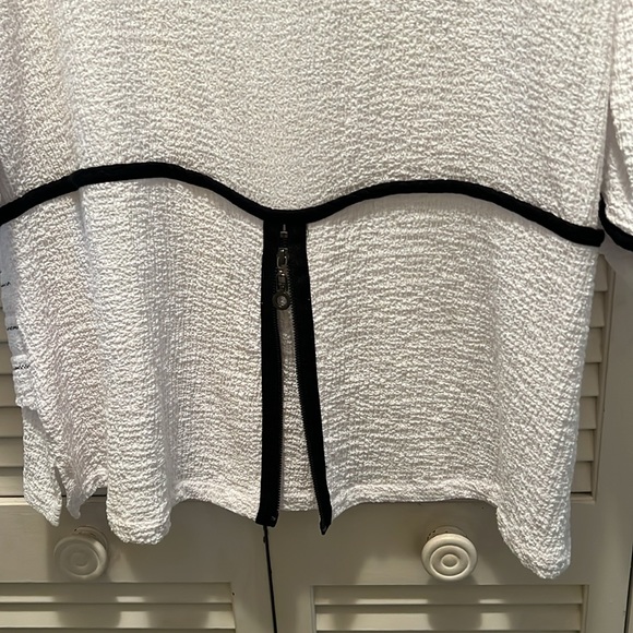ALI MILES. WHITE with black trim tunic top. Crinkle fabric SPRING. Size small. - Picture 7 of 8